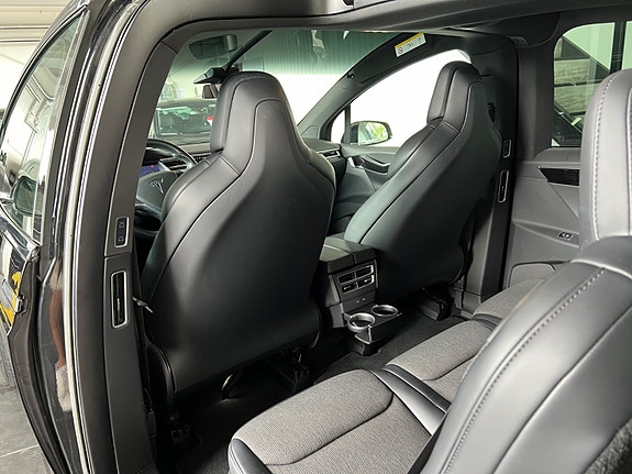 Tesla Model X 24 of 30