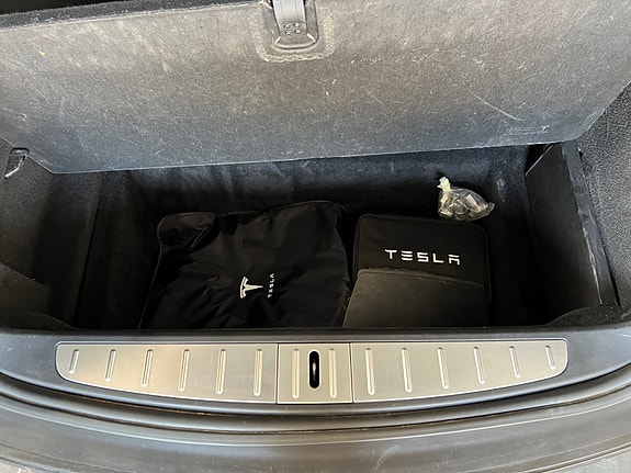 Tesla Model X 29 of 30