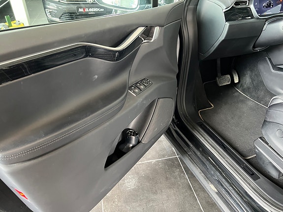 Tesla Model X 7 of 30