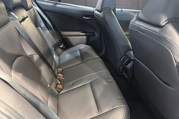 Lexus UX300e 17 of 21