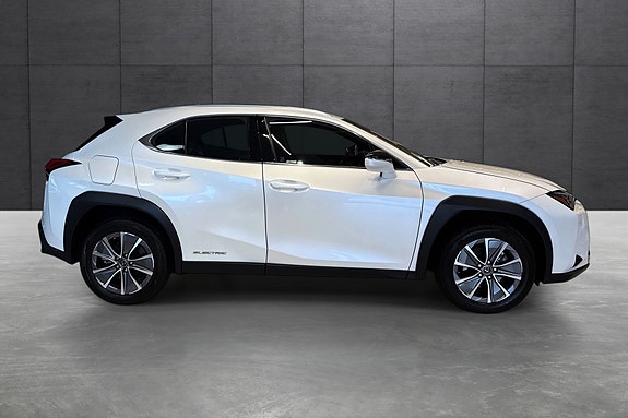 Lexus UX300e 6 of 21