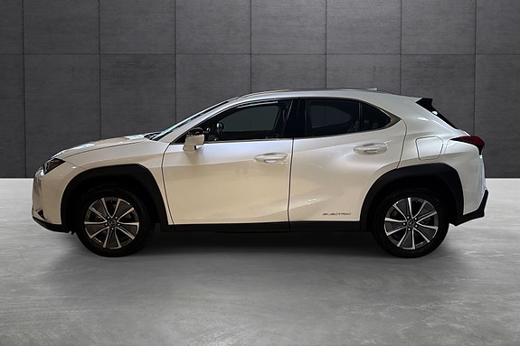 Lexus UX300e 2 of 21