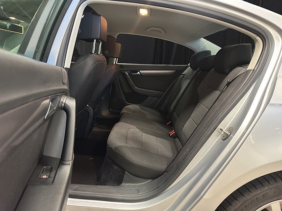 Volkswagen Passat 12 of 26