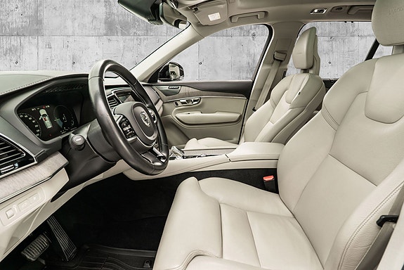 Volvo XC90 10 of 30