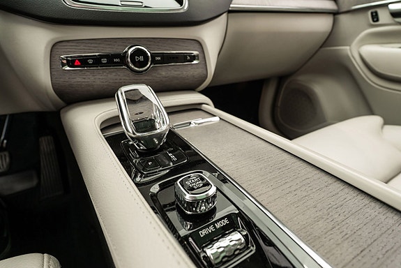 Volvo XC90 12 of 30