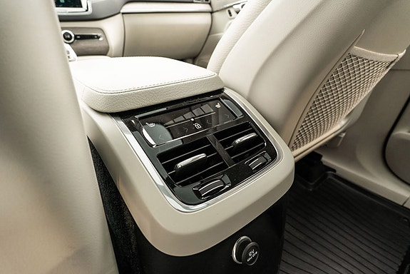 Volvo XC90 16 of 30