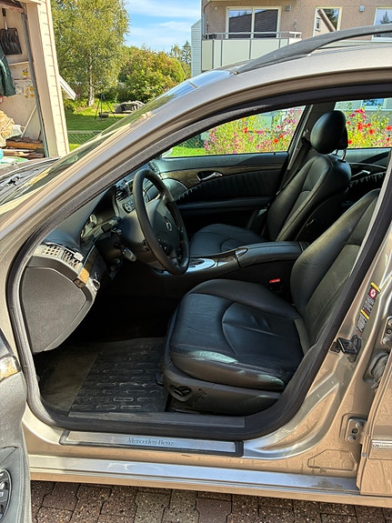 Mercedes-Benz E270 4 of 14