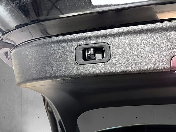 Mercedes-Benz EQE SUV 10 of 22