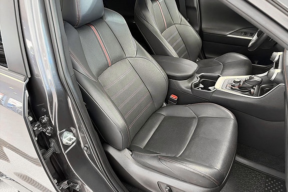 Toyota RAV4 Plug-in Hybrid 16 of 28
