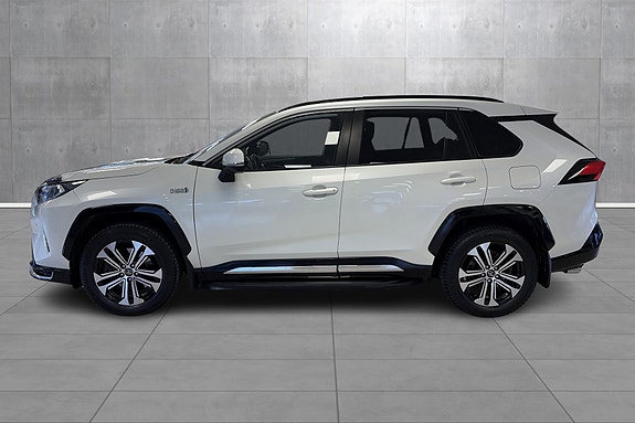 Toyota RAV4 Plug-in Hybrid 2 of 26