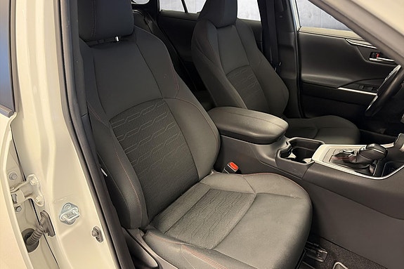 Toyota RAV4 Plug-in Hybrid 16 of 26
