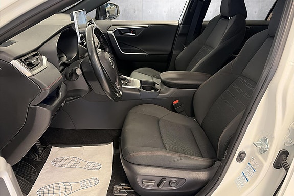 Toyota RAV4 Plug-in Hybrid 11 of 26