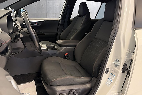 Toyota RAV4 Plug-in Hybrid 10 of 26