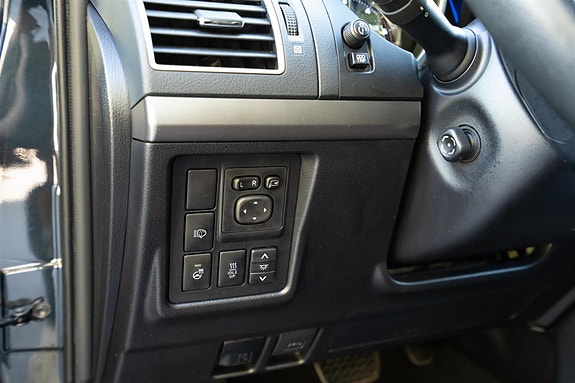 Toyota Land Cruiser 13 of 30
