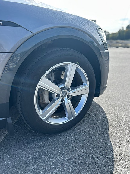 Audi e-tron 9 of 18
