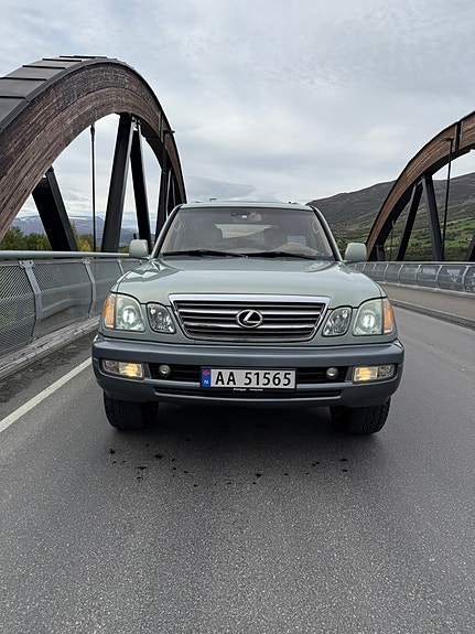 Lexus LX470 4 of 17