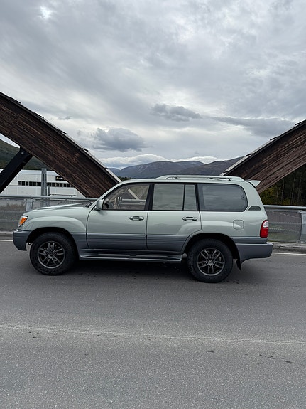 Lexus LX470 7 of 17