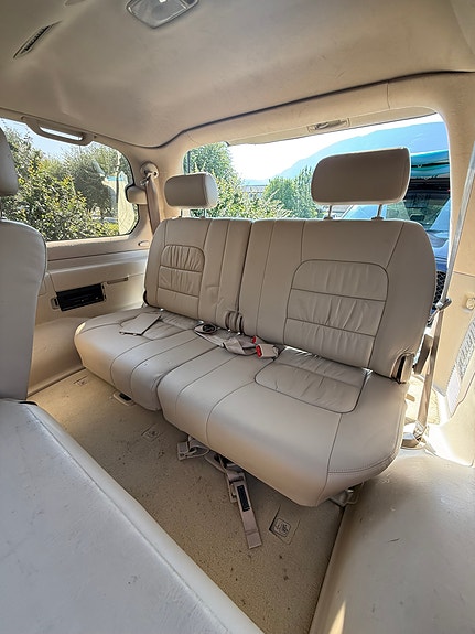Lexus LX470 13 of 17
