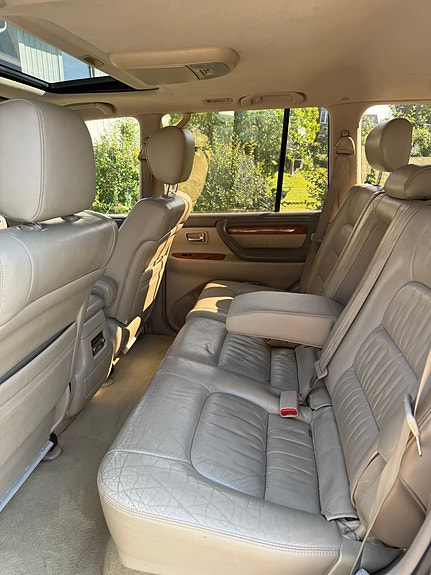 Lexus LX470 12 of 17