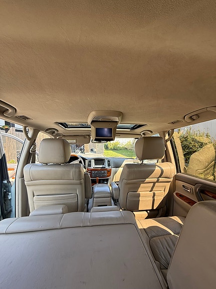 Lexus LX470 15 of 17