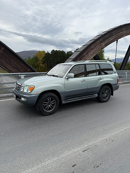 Lexus LX470 8 of 17