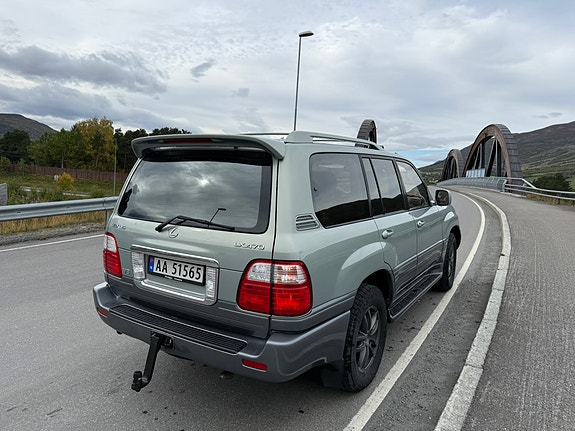 Lexus LX470 9 of 17
