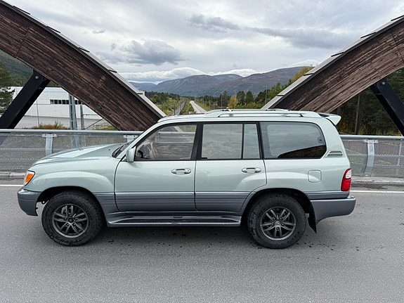 Lexus LX470 6 of 17
