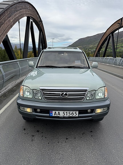 Lexus LX470 3 of 17