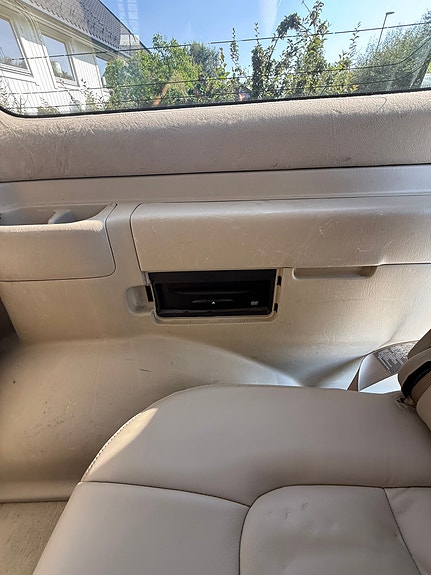 Lexus LX470 14 of 17