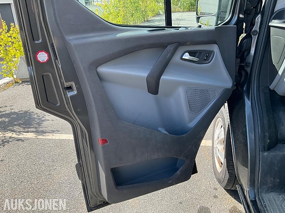 Ford Transit Custom 13 of 30