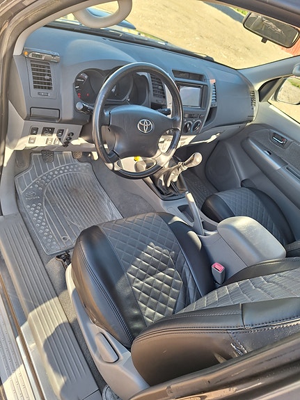 Toyota HiLux 7 of 30