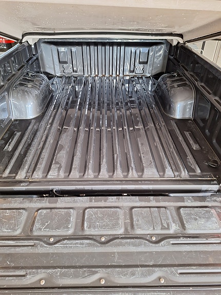 Toyota HiLux 3 of 30