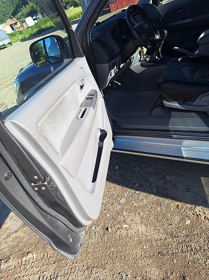 Toyota HiLux 9 of 30
