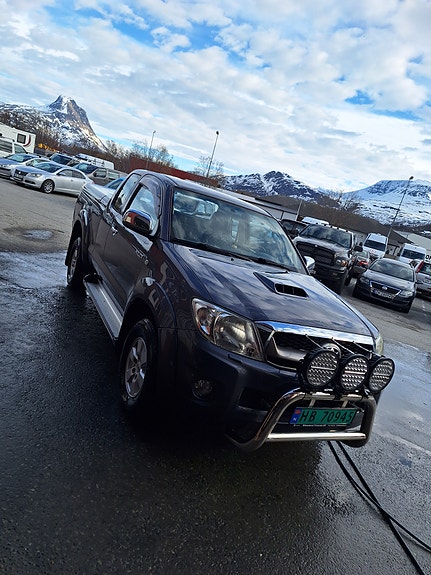 Toyota HiLux 2 of 30
