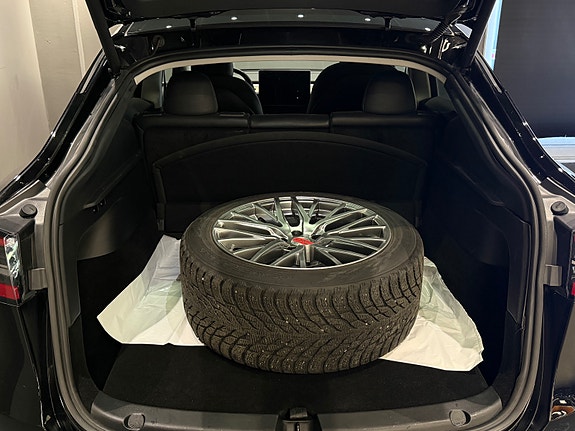 Tesla Model Y 24 of 25