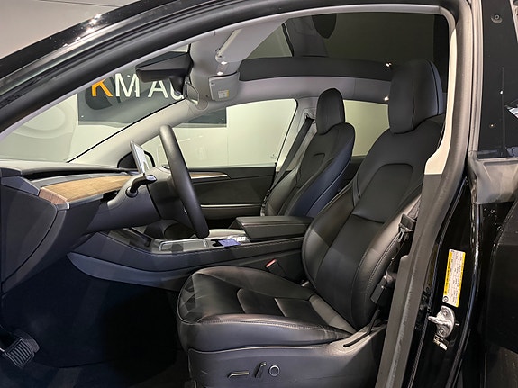 Tesla Model Y 10 of 25