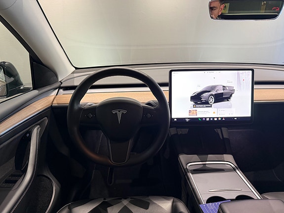 Tesla Model Y 14 of 25