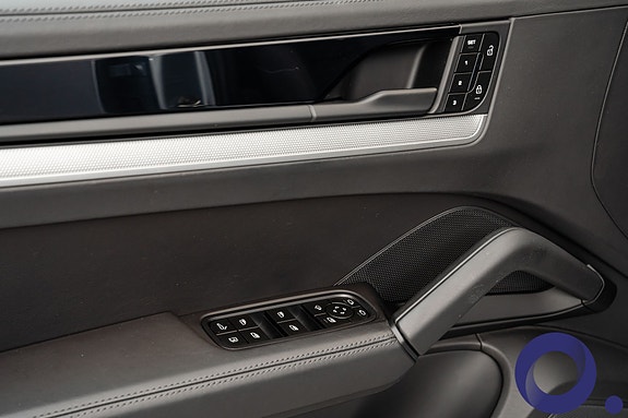 Porsche Cayenne 16 of 30