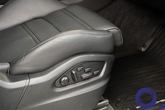 Porsche Cayenne 14 of 30