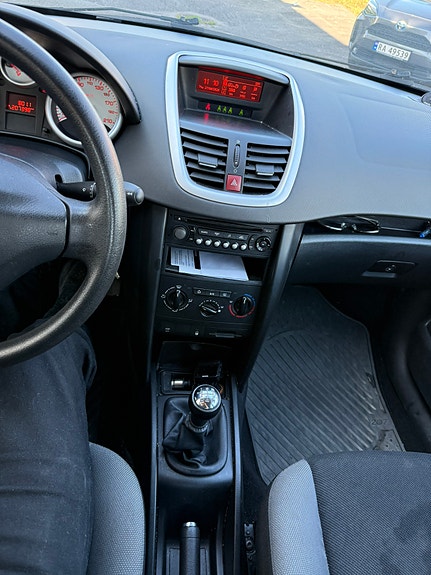 Peugeot 207 4 of 8