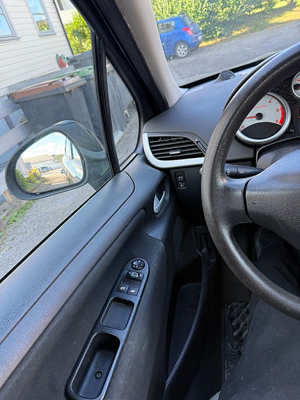 Peugeot 207 2 of 8