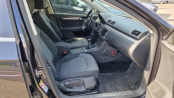 Volkswagen Passat 13 of 27
