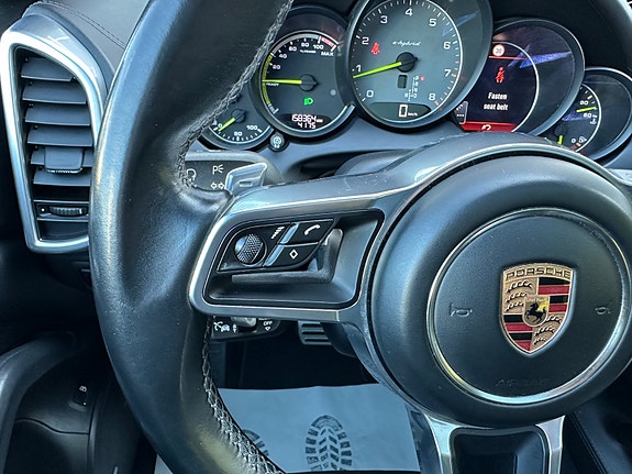 Porsche Cayenne S 18 of 30