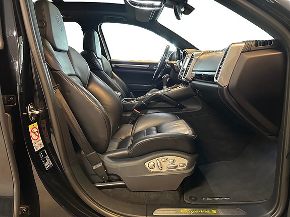 Porsche Cayenne S 11 of 30