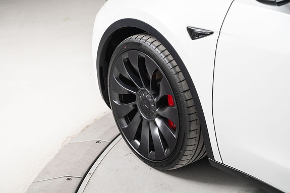 Tesla Model Y 27 of 30