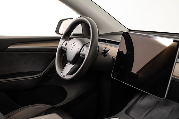 Tesla Model Y 24 of 30