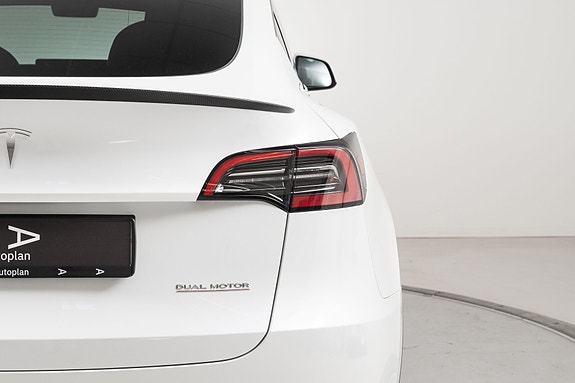 Tesla Model Y 9 of 30