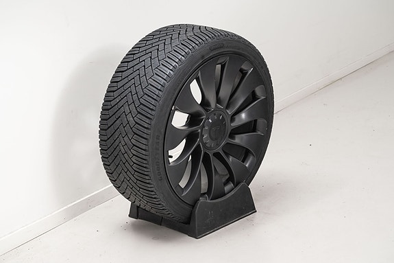 Tesla Model Y 29 of 30