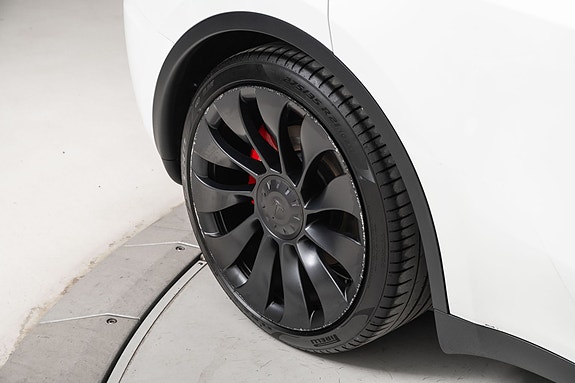 Tesla Model Y 28 of 30