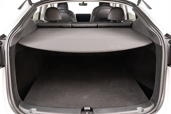 Tesla Model Y 22 of 30